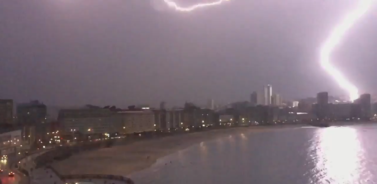 A17A32's tweet photo. Se hizo de día en Coruña hace unos minutos. http://t.co/EkyN5i6KZj