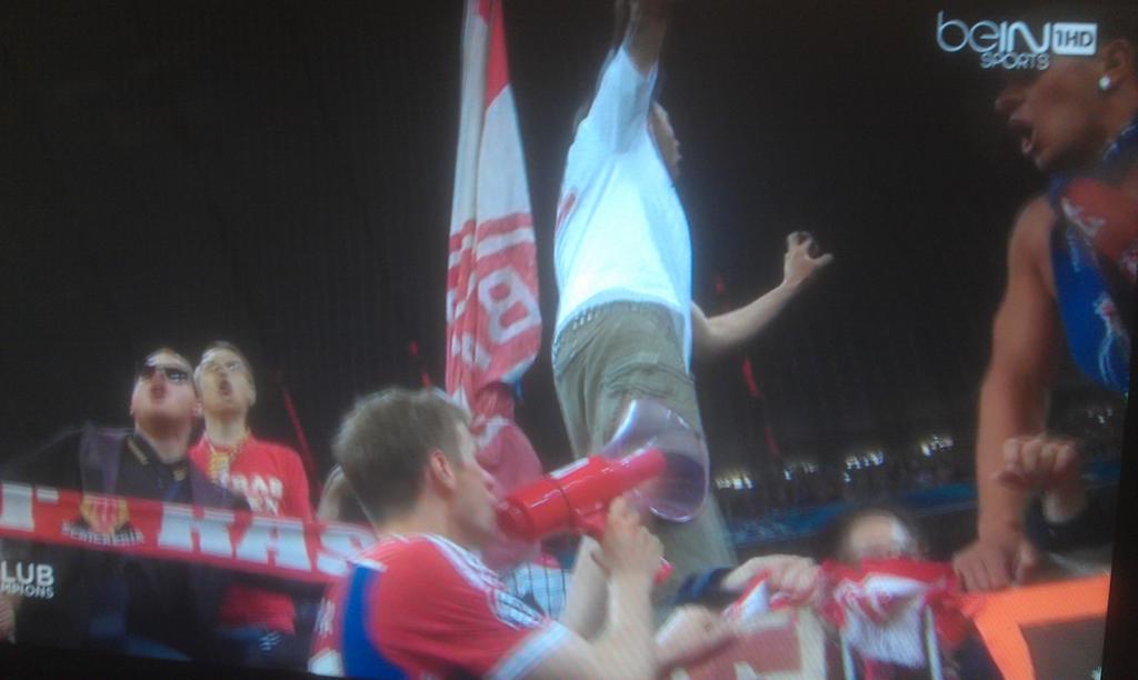 footalitaire's tweet photo. Tandis que Thomas Müller se prend pour un GO du Club Med http://t.co/TB6Ms2NeQy
