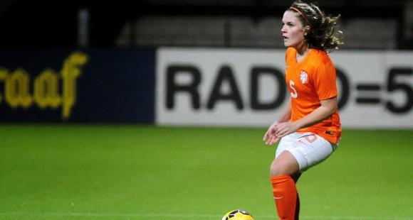 vcvrouwen's tweet photo. OH NEE! Siri Worm loopt zware knieblessure op. Geen WK. RT als je deze topper ook alle sterkte van de wereld wenst... http://t.co/pMsMKhknJM