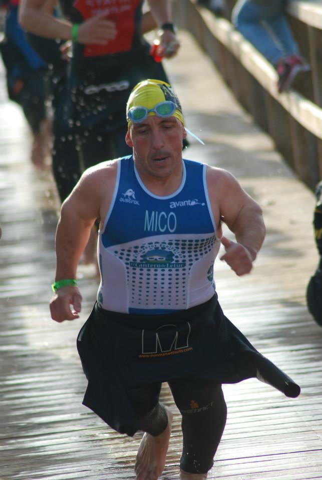 Rauliyor32's tweet photo. Salida del agua de Arenales, este triatlón tiene algo especial, el año que viene estaremos de vuelta, Avant!!!! http://t.co/QfEsPRfhwV