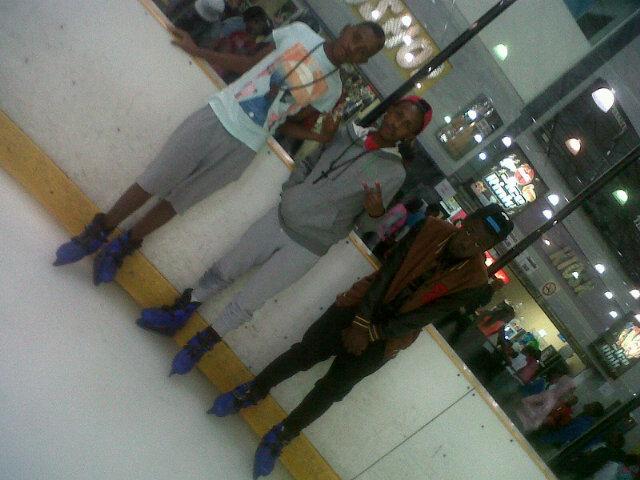 Amandanyampule7's tweet photo. ME AND MY FRIENDS IN DA ICE RANK http://t.co/ZRb2NMJYHQ