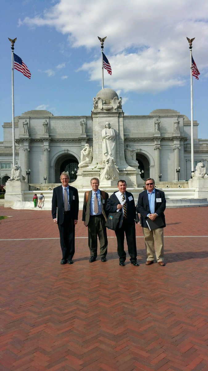 TermaxBill's tweet photo. Doing the Washington thing with my Illinois team. http://t.co/KJvnUacTwO