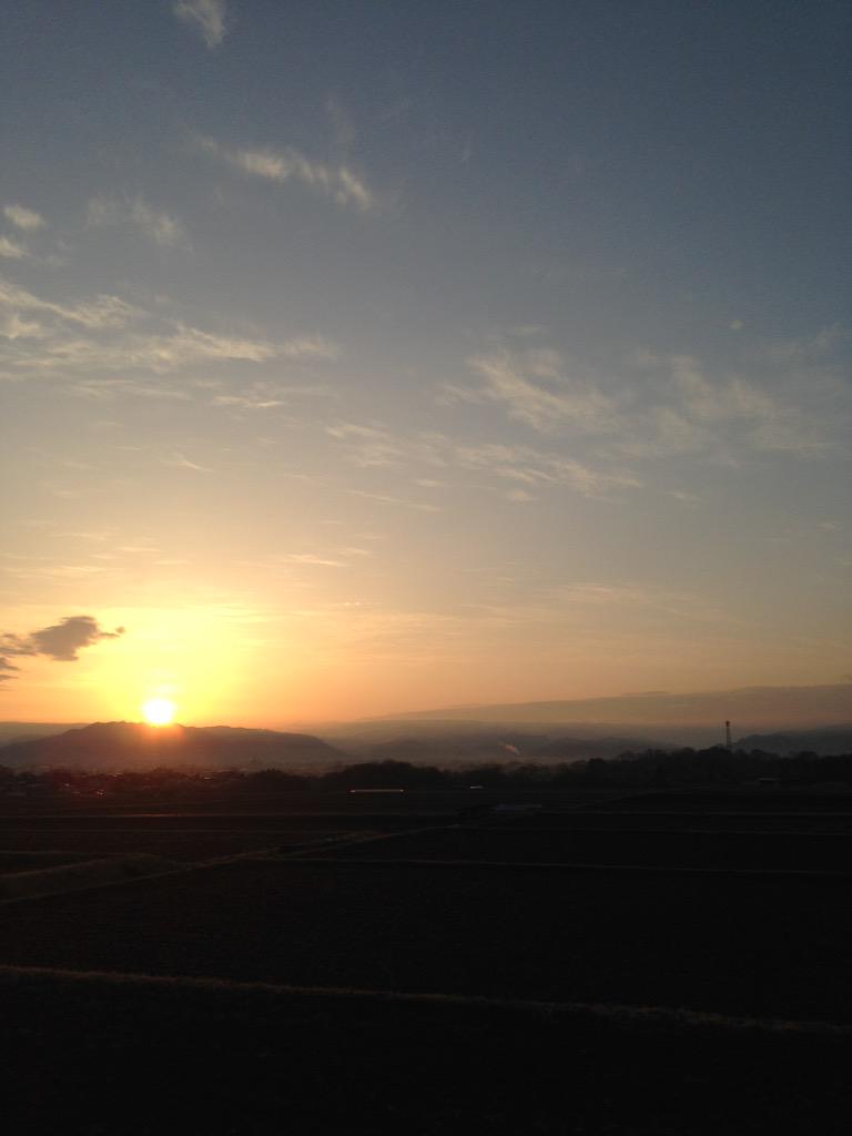 chihiro276's tweet photo. 長野県の浅科道の駅にて

たまたま目が覚めたら
日の出の時間だった(^^)

ホットドリンクと日の出
最幸♪ http://t.co/uZswrXBRlF