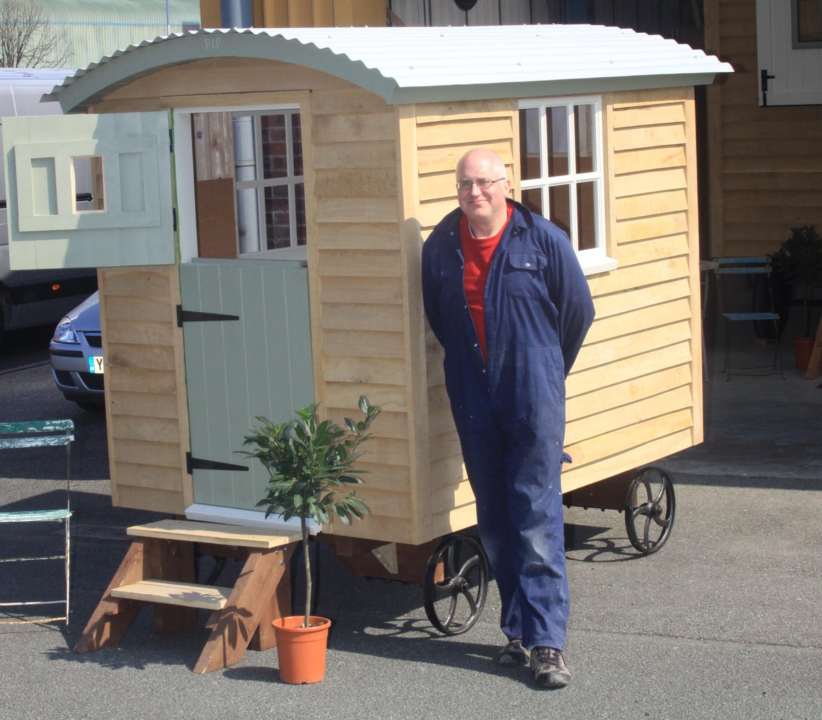 Bay_Tree_Huts's tweet photo. Pip the Mini Shepherds Hut enjoying an afternon in the Spring sunshine http://t.co/IN6bbgNtN4