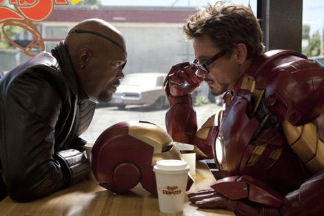 SerTonyStark's tweet photo. "No quiero empezar con mal pie, ¿le miro al parche o al ojo?"

#IronMan2 http://t.co/3qPk9fu6v9