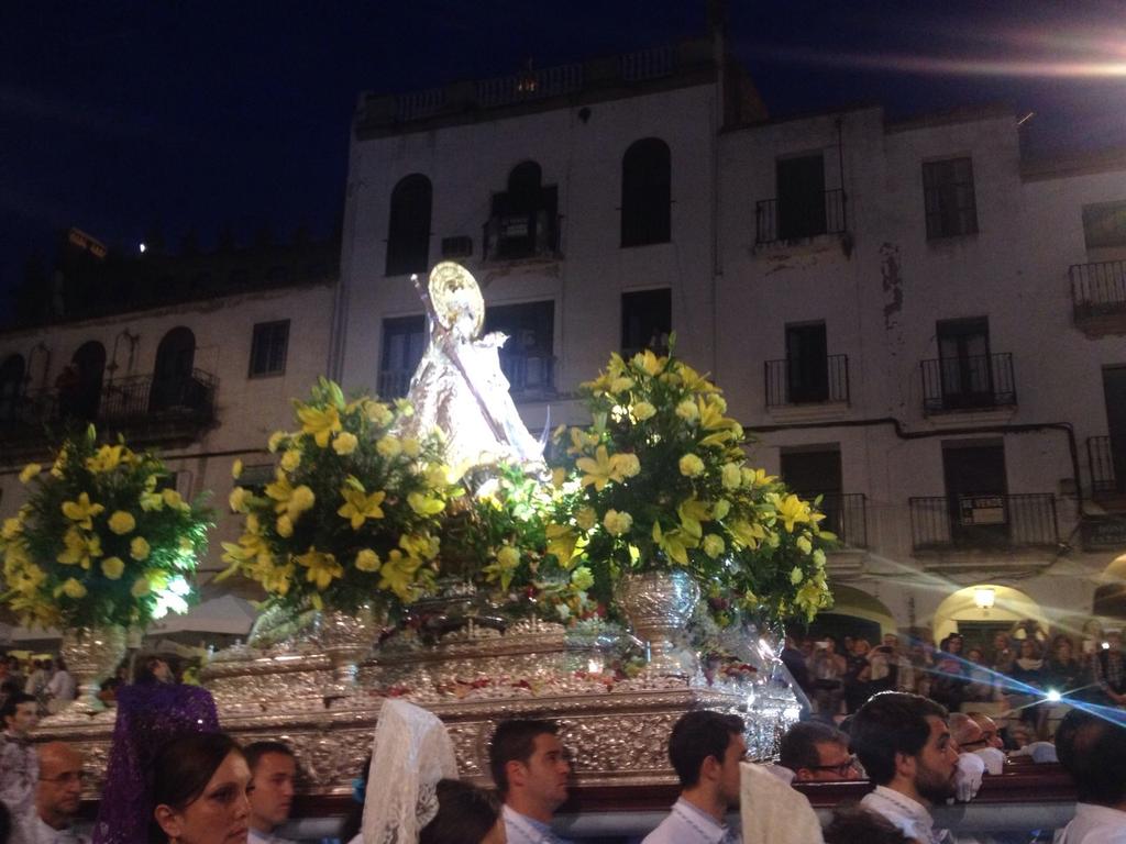 LivingCaceres's tweet photo. Llegada de la Virgen de la Montaña a la Plaza Mayor http://t.co/Tm4WepOcEd