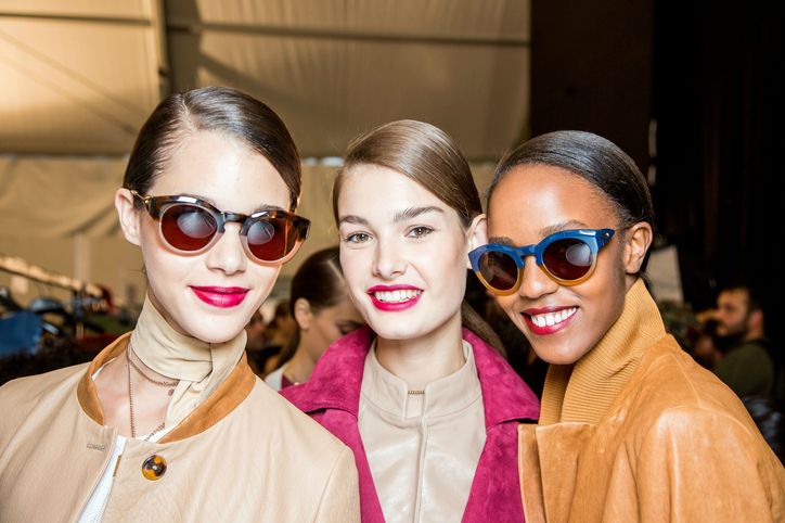 glamourmag's tweet photo. 5 easy hairstyle ideas for rainy spring days: http://t.co/fAYgyb2ROQ http://t.co/GB21urBiPY
