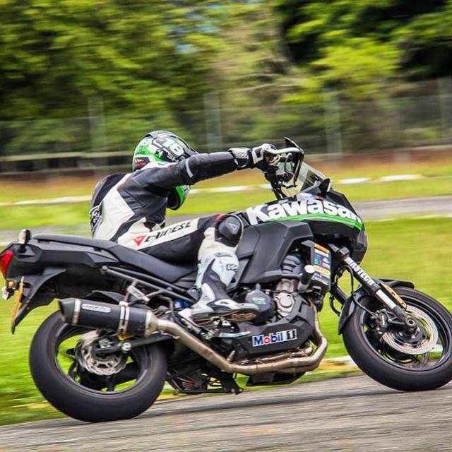 ferdaniel18's tweet photo. Dictando curso en zarzal para los participantes de la batalla potenza de las twins. @Fedemoto @KawasakiCo @dainese http://t.co/Y0hx9gxfx4