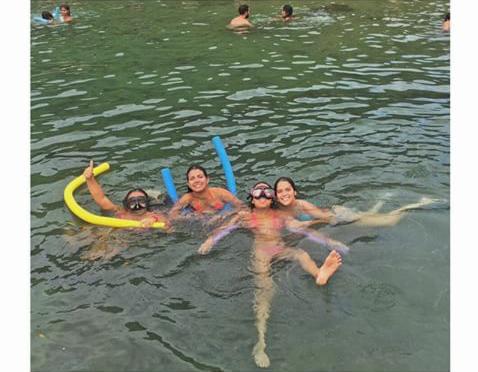 story_zacsmin's tweet photo. Bella e as amigas na ilha se divertindo no feriadão !! 👏😍👏
#Linndas http://t.co/EZM0jK2sMi