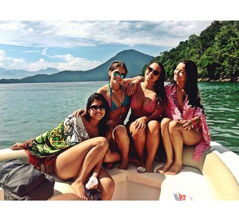 story_zacsmin's tweet photo. Bella e as amigas na ilha se divertindo no feriadão !! 👏😍👏
#Linndas http://t.co/EZM0jK2sMi