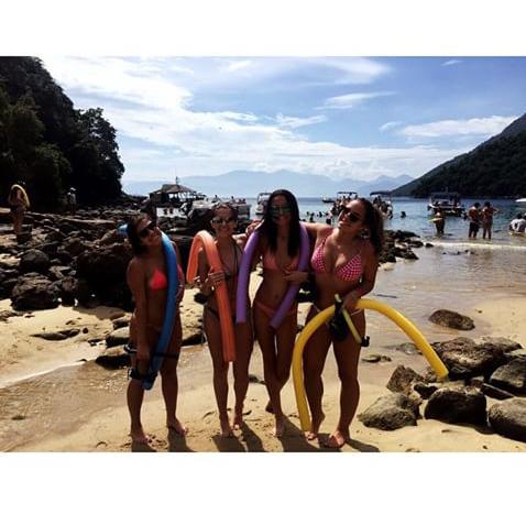 story_zacsmin's tweet photo. Bella e as amigas na ilha se divertindo no feriadão !! 👏😍👏
#Linndas http://t.co/EZM0jK2sMi