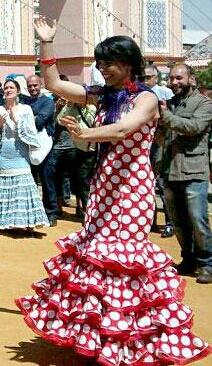 AbeInfanzon's tweet photo. En la Feria, Teresa Rodríguez la de Podemos no iba de flamenca.
Iba de guiri.
Sólo los guiris bailan ante la portada
http://t.co/Q1SqIDEvjQ