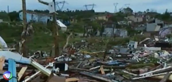 cidadealerta's tweet photo. Tornado atinge cidade catarinense e causa estragos #CidadeAlerta http://t.co/BBJx7xg3rt