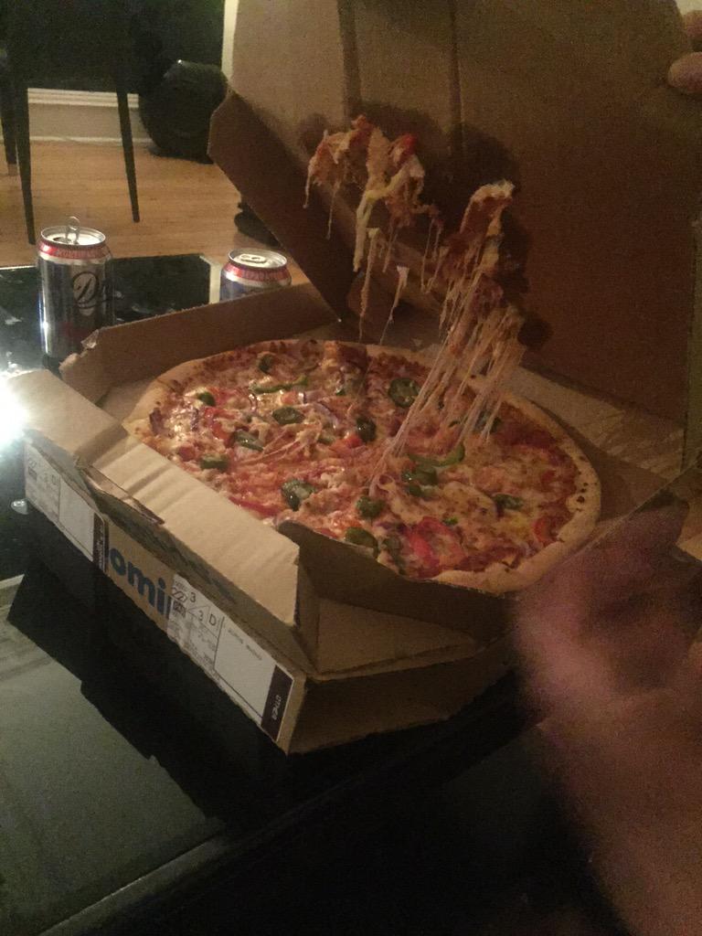 DildarGold's tweet photo. @Dominos_UK this is not a good way to deliver pizza http://t.co/BzoIRzQGtA