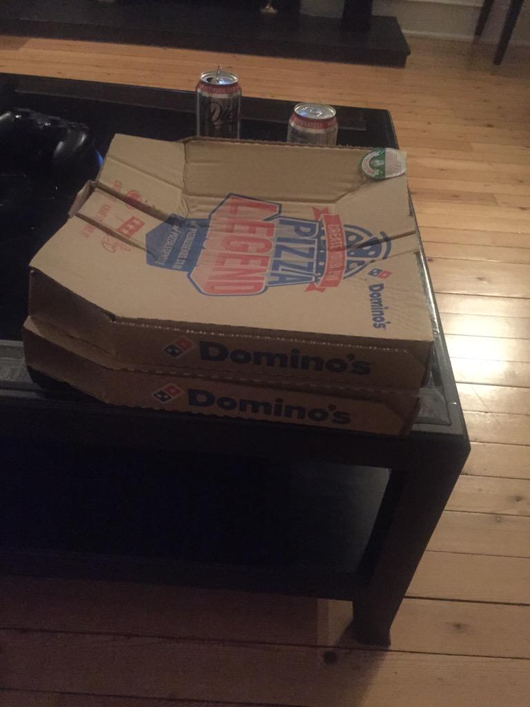 DildarGold's tweet photo. @Dominos_UK this is not a good way to deliver pizza http://t.co/BzoIRzQGtA