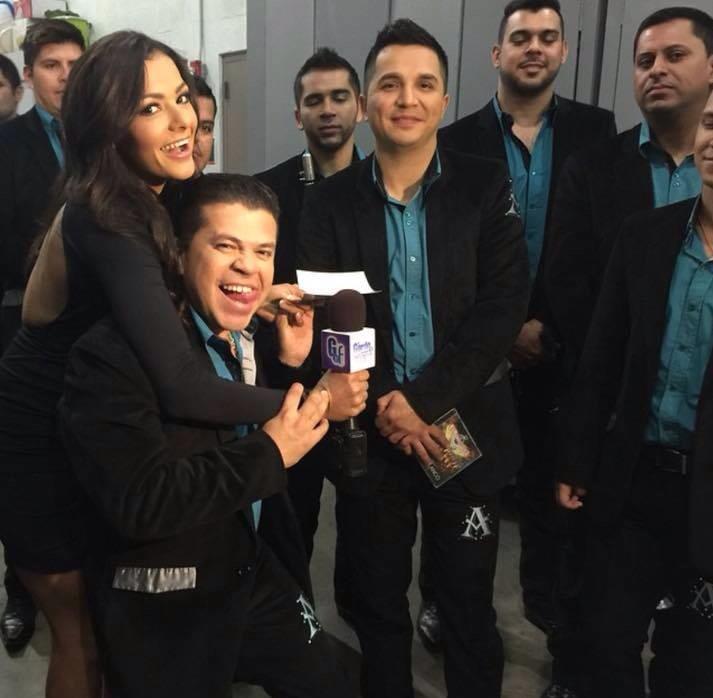 Jaime11369's tweet photo. Nathalia entrevistando a la Arrolladora Banda el Limón, le deceo muchos éxitos... http://t.co/LZvtYsLxJU