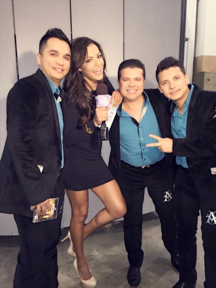 Jaime11369's tweet photo. Nathalia entrevistando a la Arrolladora Banda el Limón, le deceo muchos éxitos... http://t.co/LZvtYsLxJU
