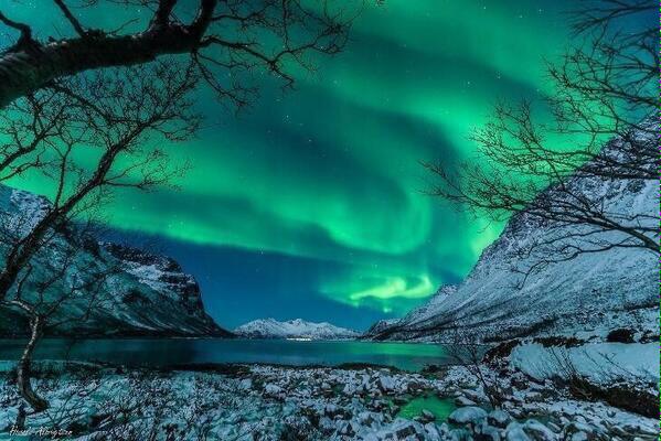 OraYReflexiona's tweet photo. Hermosas Aurora Boreal sobre Noruega.  ❤️ 😍 http://t.co/bfN2MbD5cT