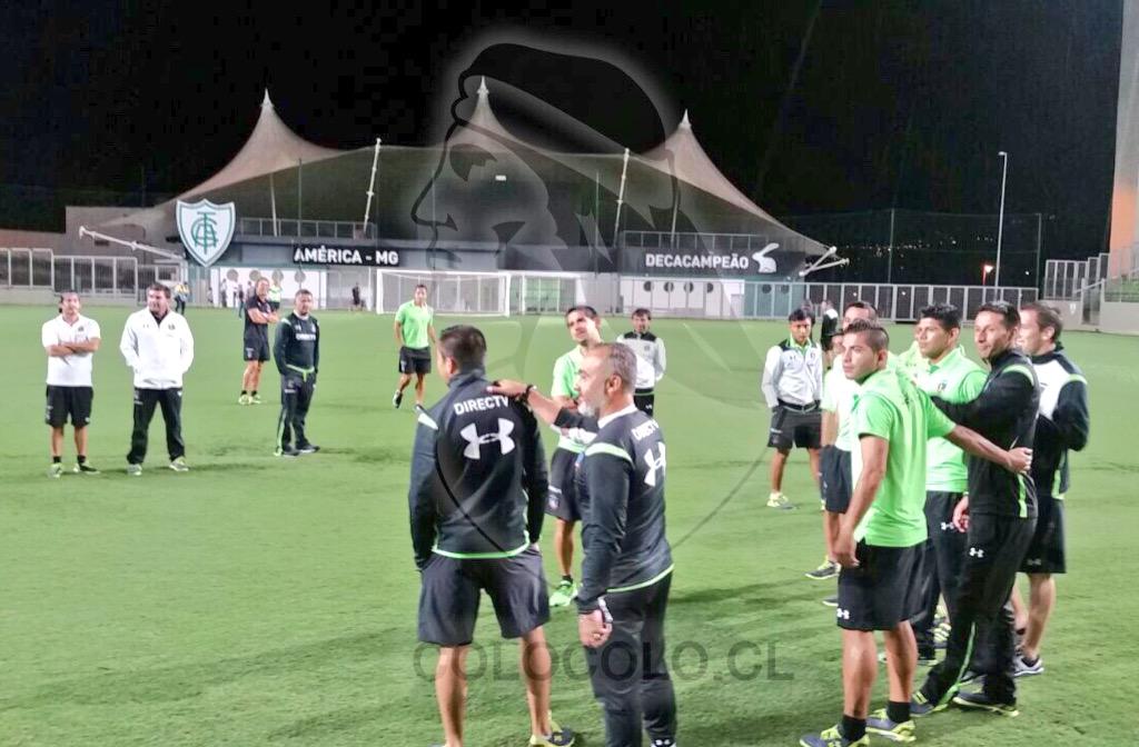 Tras una fuerte lluvia, el plantel de Colo-Colo pudo conocer la cancha del estadio Independencia