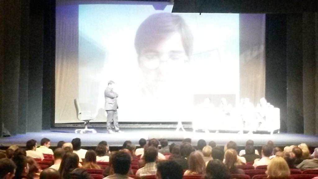foro2030's tweet photo. Comienzan las preguntas del público. Se debaten ideas en lugar de encerrar ideologías #Foro2030 http://t.co/XlYsiMVMDL