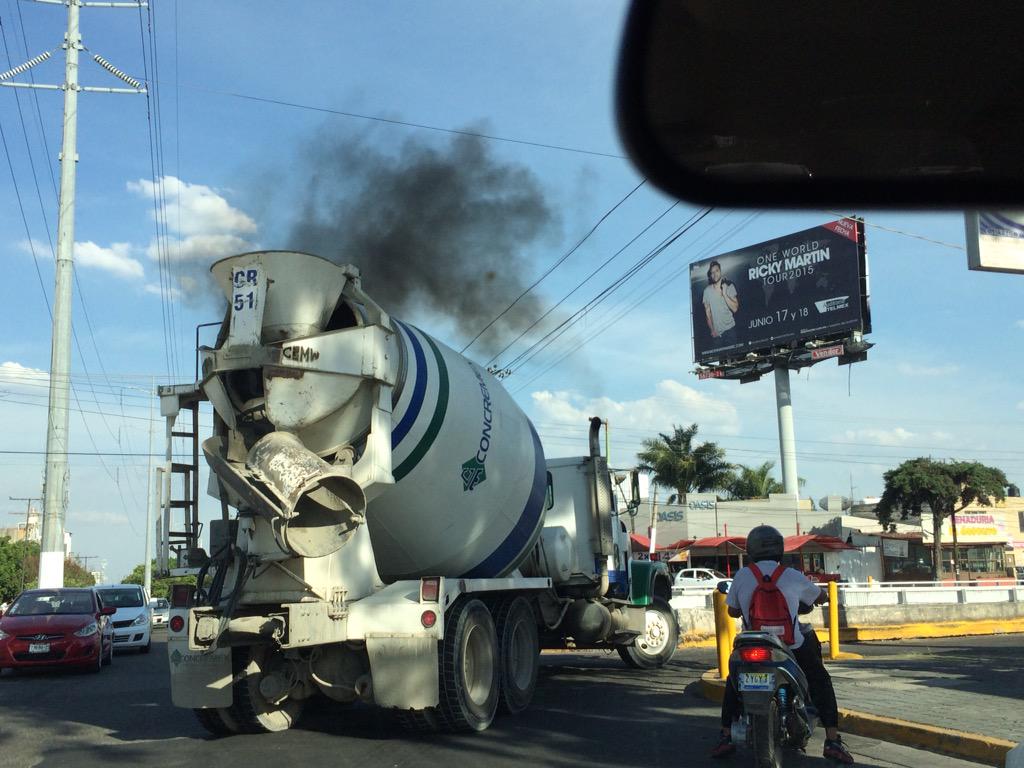 magutogo's tweet photo. @Trafico_ZMG @policiavialb13 el humo de este trompo increíble de negro!!! @concremex http://t.co/iX2OBSBqWq