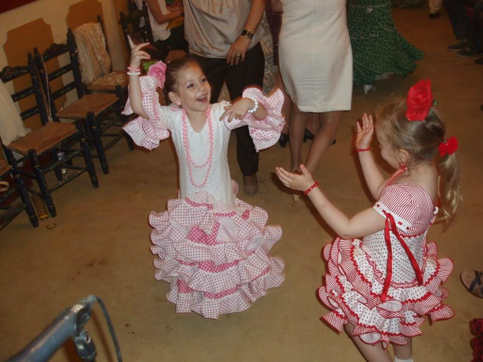 @EvelinPlacidoAl@SoyDannaConde <a href="/minguitobf/">mingo. .</a> ahi la peque con su amiga bailando mañana mas bss♥♥♥Muuuuaaaack mis amores