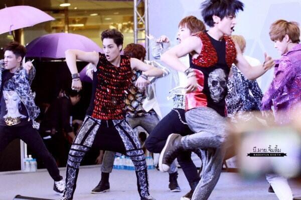 exoaam's tweet photo. cr:tamiwo_oo 
マネージャー「今度ヨジャグループとデートする番組に出演決まったよって言ったらずっとコレ」　
#EXOで妄想 http://t.co/YKlhzHauJu