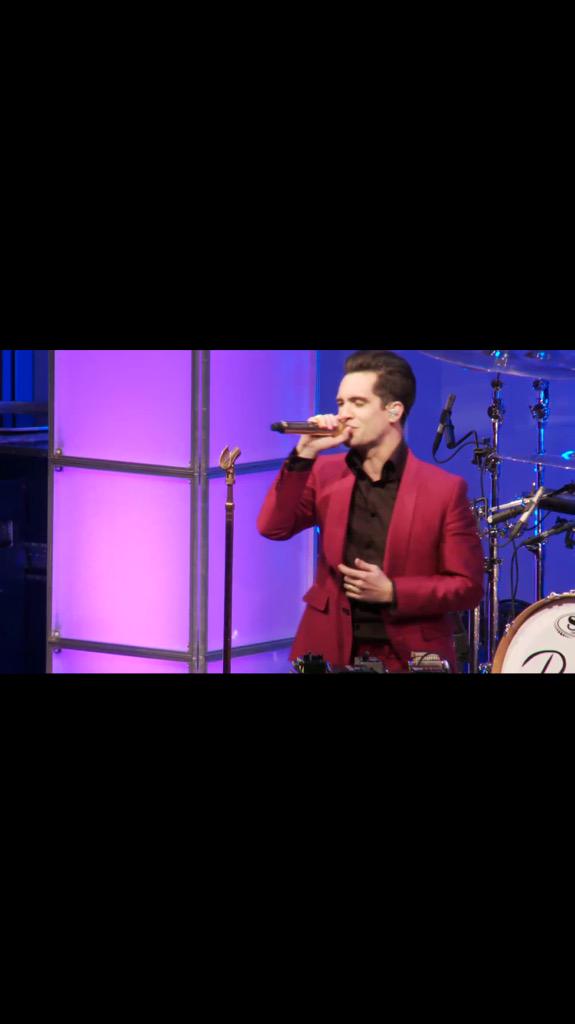 bandwhoreee's tweet photo. Panic.! Performing "Ms. Jackson" and  "hallelujah" for the first time Last night on the shorty awards http://t.co/4mqBevlgnY