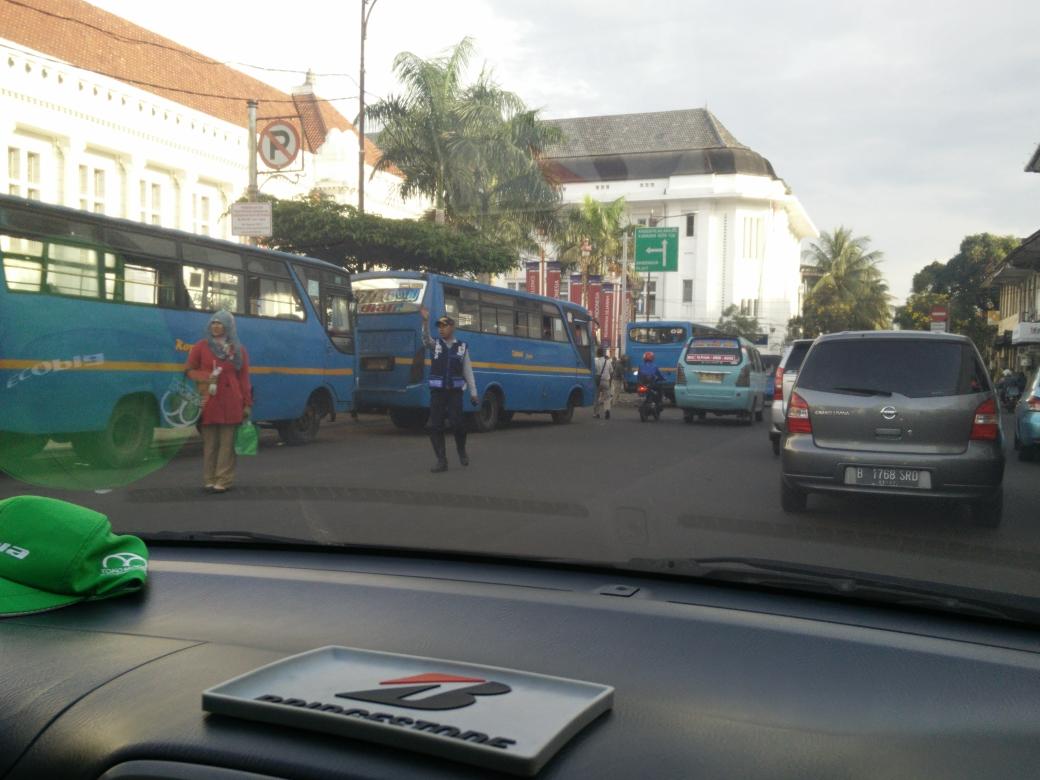 ndreeflinds's tweet photo. @basuki_btp tolong dibantu pak ini setiap kali membuat kemacetan, walaupun ada petugas disana. Terima kasih http://t.co/0paJ7BUHWh