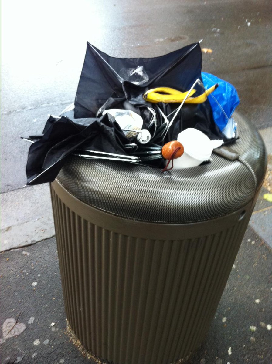 mattdasilva's tweet photo. Theyh didn't last ... #sydneystorm #umbrellageddon http://t.co/JQPVznJwFw