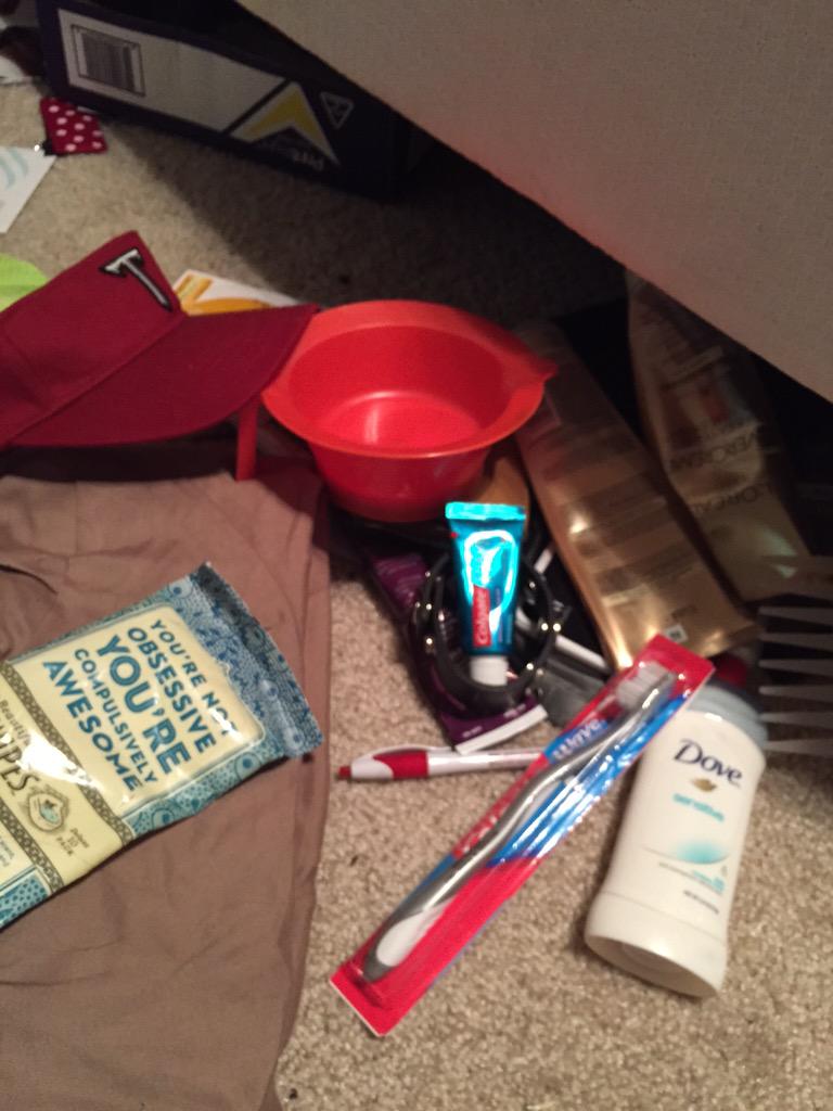 JJPookieFace's tweet photo. Why do I have a whole bathroom of products hiding under my bed! #cleanmoreoften #getittogether http://t.co/P5eajaXp5b