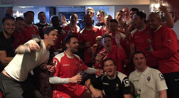 MailSport's tweet photo. .@SalfordCityFC clinch promotion on a poignant 92 points http://t.co/HaVlP3oZiz http://t.co/mJwBAGh0V0
