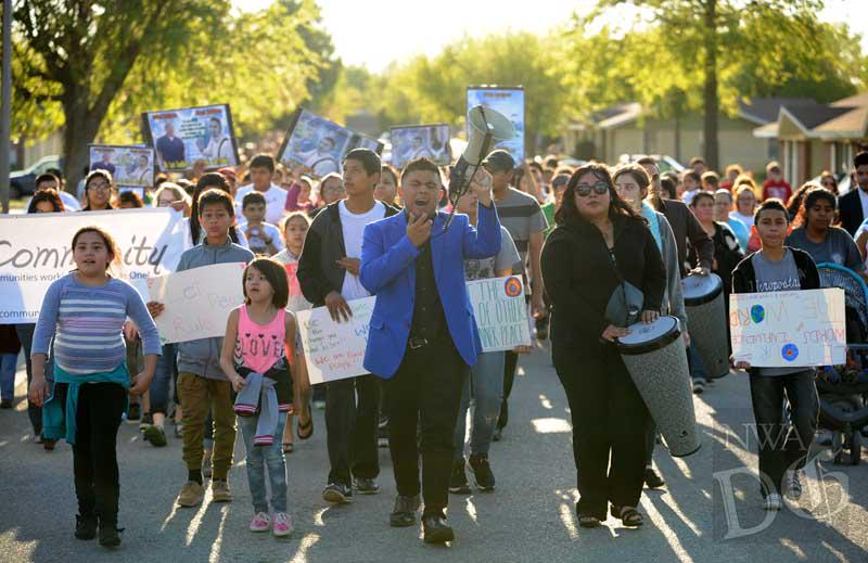 NWADemGazPhotos's tweet photo. Photos: #Awalkforpeace after two recent fatal shootings in #Springdale @Team_springdale http://t.co/wC4t3N9j9N http://t.co/ZKowea6v8v