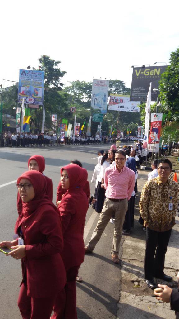 infobdg's tweet photo. #lalinBDG 08.20 : jl.wastu kencana sudah steril dan akhirnya.. euforia menyambut tamu delegasi #KAA2015 | @Ridho1page http://t.co/tnZXScU03m