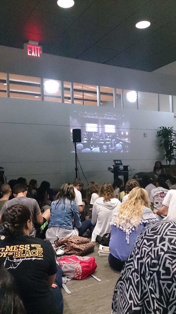 zdaisygirl's tweet image. Livestream outside #utdivest