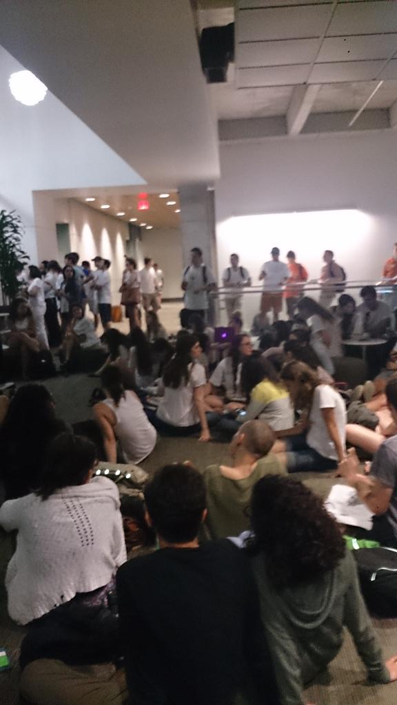 zdaisygirl's tweet image. Livestream outside #utdivest