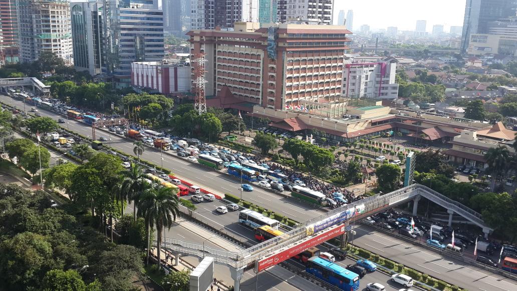 08:43 Imbas penutupan di TL.Kuningan, Lalin jln Gatsu  depan hotel KC arah Kuningan padat  <a href="/dmulyawan/">Denni A. Mulyawan</a>