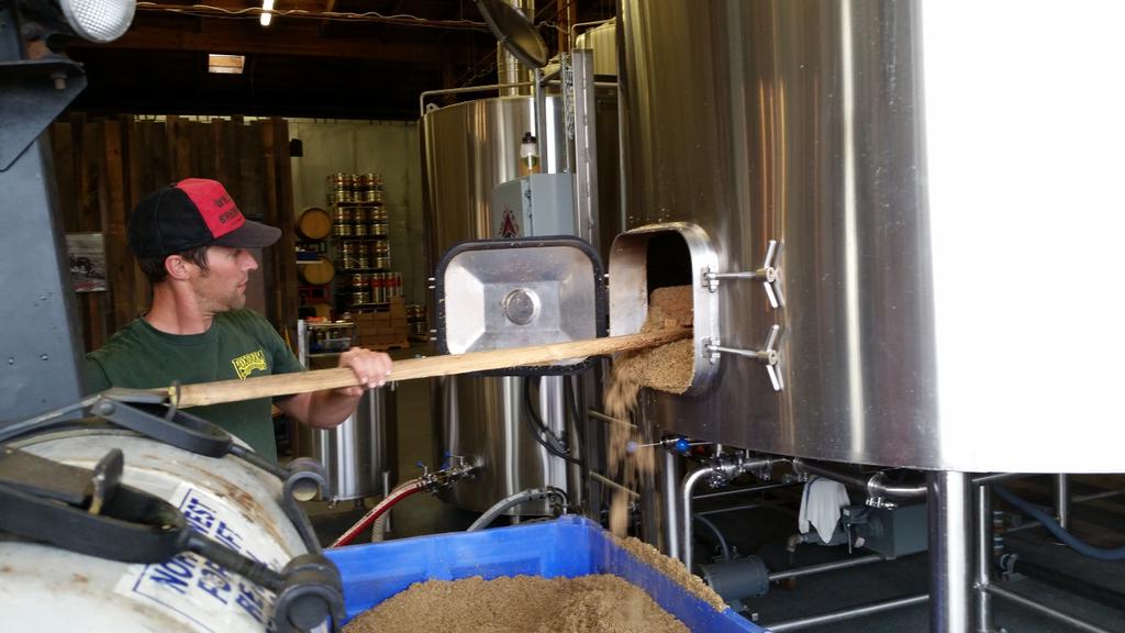 WildRideBrewing's tweet photo. Piggyback Ranch picking up spent grain today. #inRedmond #sustainability #hopperheadipa http://t.co/UXS4oLtHGT