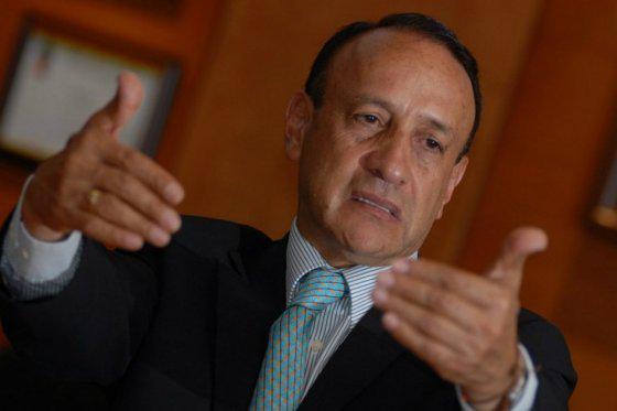 Compulsan copias para investigar al gobernador de Cundinamarca por 'carrusel de contratación' bit.ly/1IEABAN