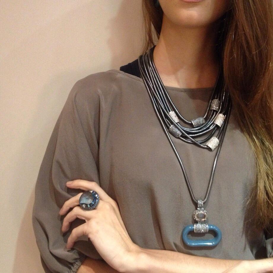 _camilaklein's tweet photo. Anel e colares da família Bavie no banho grafite #camilaklein #fashionjewelry http://t.co/1beFHrL9on
