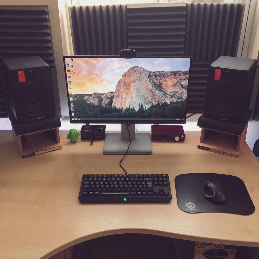 UnboxUk's tweet photo. My workspace setup right now. Thinking of making a video about it soon. #workspace #setup http://t.co/UUcQeZoTKN