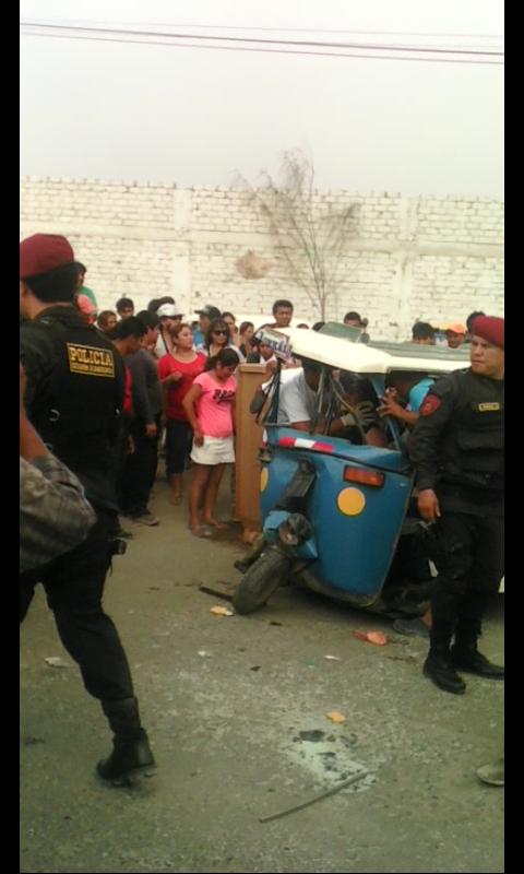 dantedabriel's tweet photo. Así quedo la mototaxi que impactó contra un bus alimentador del #Metropolitano en Villa el Salvador. @PoliciaChevere http://t.co/AMg1QZI4zY