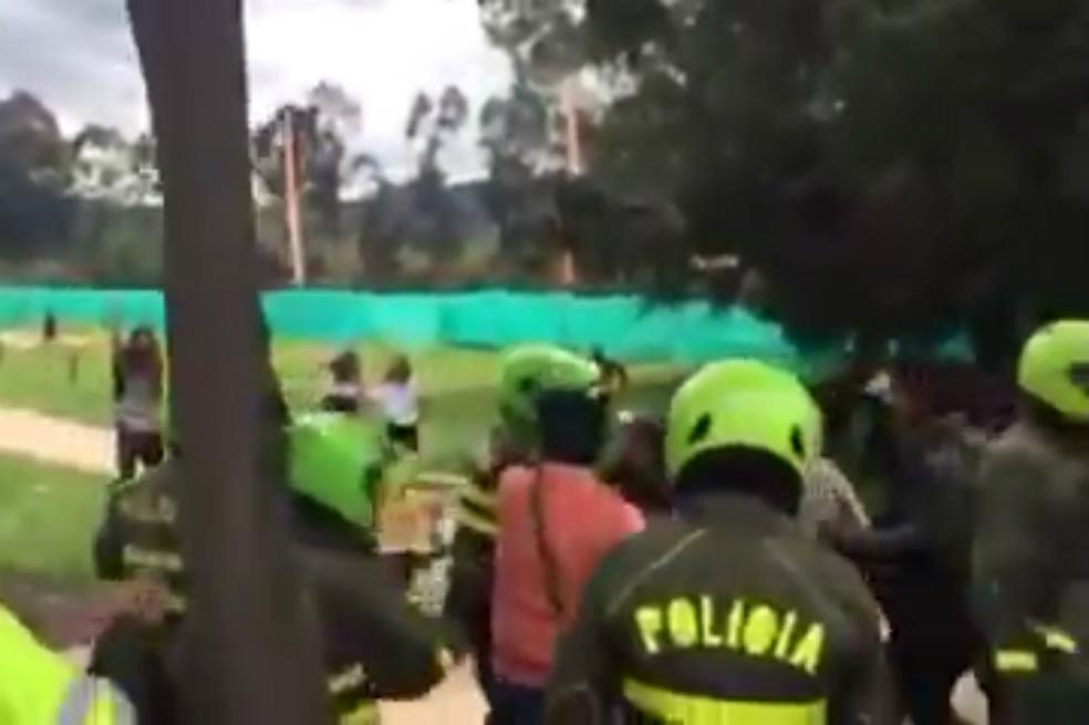 [Video] Enfrentamientos entre ambientalistas y Fuerza Pública en La Conejera bit.ly/1PecFb8