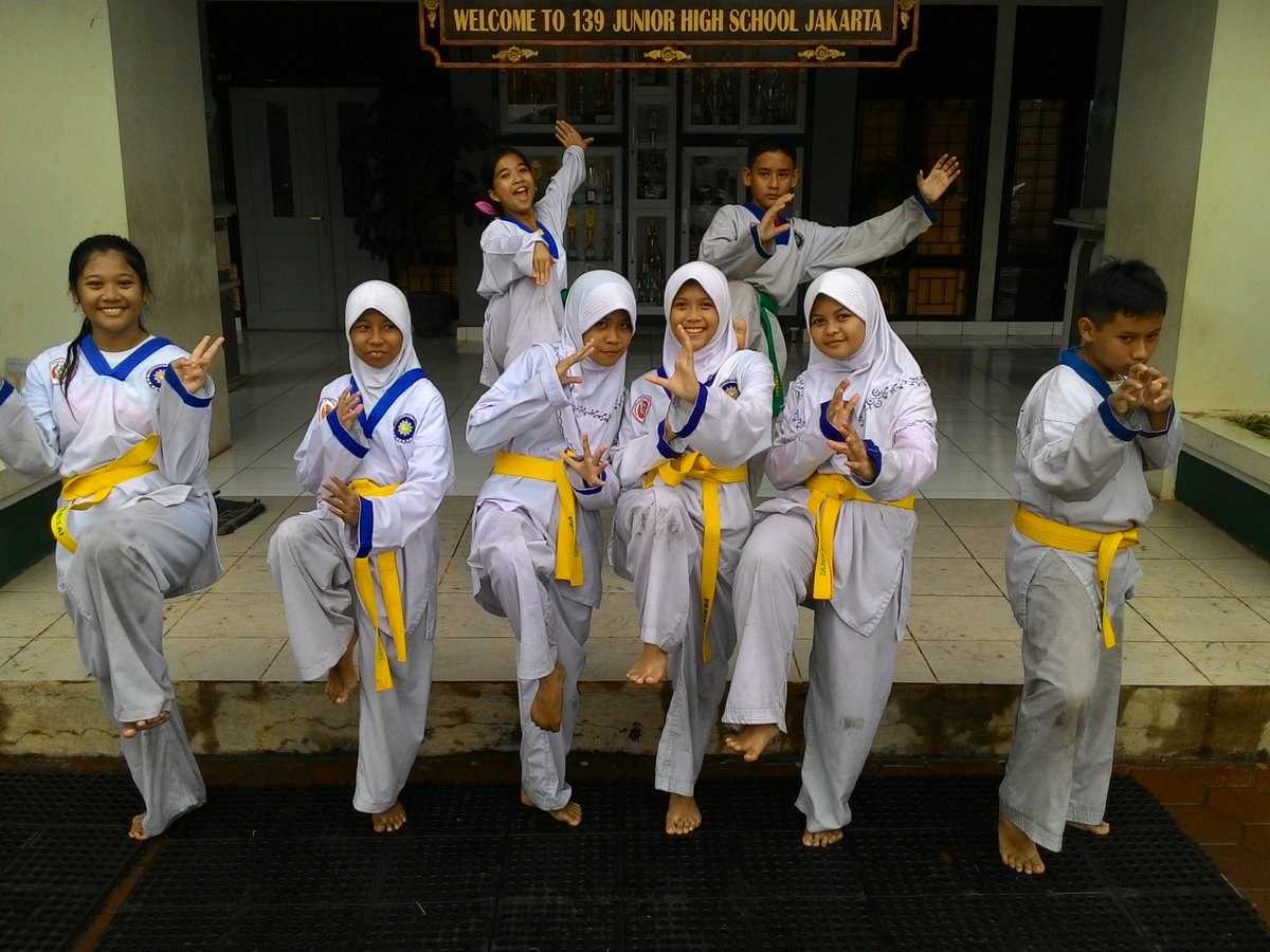 PERISAI_252's tweet photo. "Para Pesilat SMPN 252 Jakarta" http://t.co/8t459o1afs