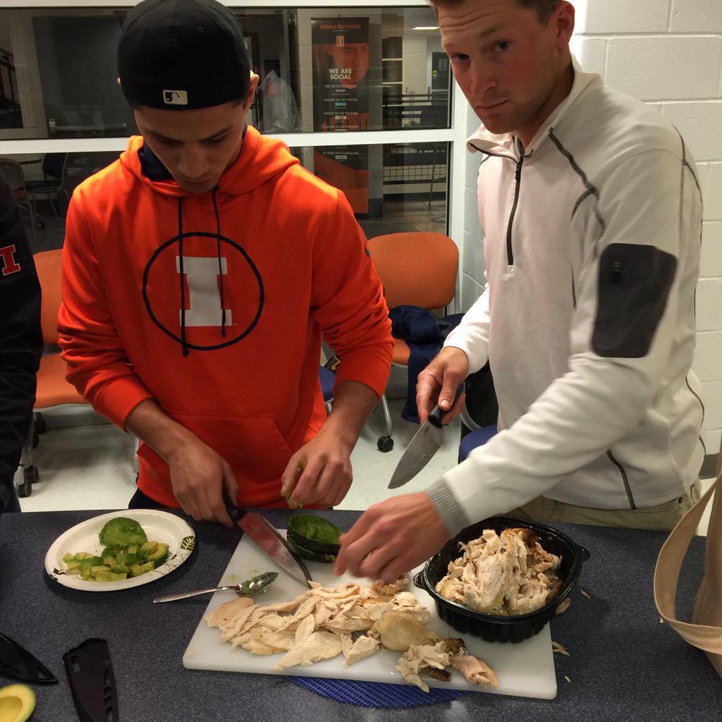 IlliniFuel's tweet photo. Rotisserie chicken AND avocados!? What a night for a #quickdinner #appliedskill #CHAMPS @IlliniIrwin http://t.co/UnxetDGKA5