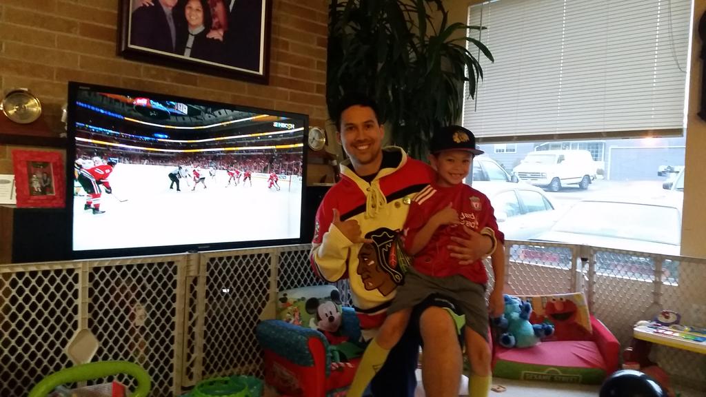 FluffyJ93's tweet photo. Uncle and Nephew are ready for a Blackhawks win @blackhafrom Seattle @NHLBlackhawks #GoHawks #NHLinSeattle http://t.co/zti1PvGo5C