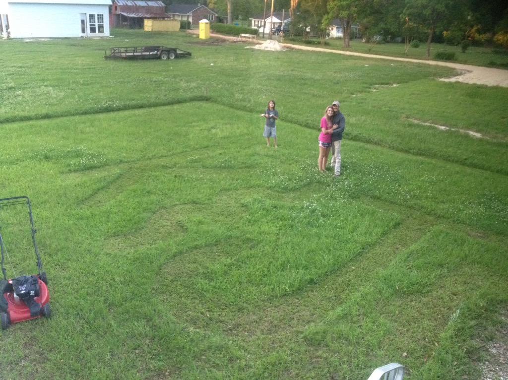 _JosieMichelle's tweet photo. Our first time mowing the grass 😊🙈 #ItsTheLittlsThings #HesPrettyHott #AndCreative 😍 http://t.co/suMAMXggeF