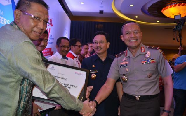 pontianakite's tweet photo. Walikota mendapatkan Penghargaan Marketeer of the Year 2015 Government oleh MarkPlus Inc http://t.co/ZqK8hneEZS http://t.co/nkRYQNTOic