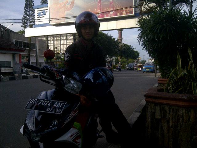 RintoSeptiadi's tweet photo. Nongkrong di pinggir Jalan Merdeka....!!! http://t.co/yvpVQEM6Vh