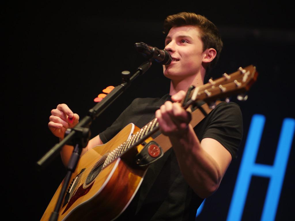 LivewireAZ's tweet photo. Thanks to @ShawnMendes for an amazing night! #LivewireAZ http://t.co/C6l1Ui9Zfz